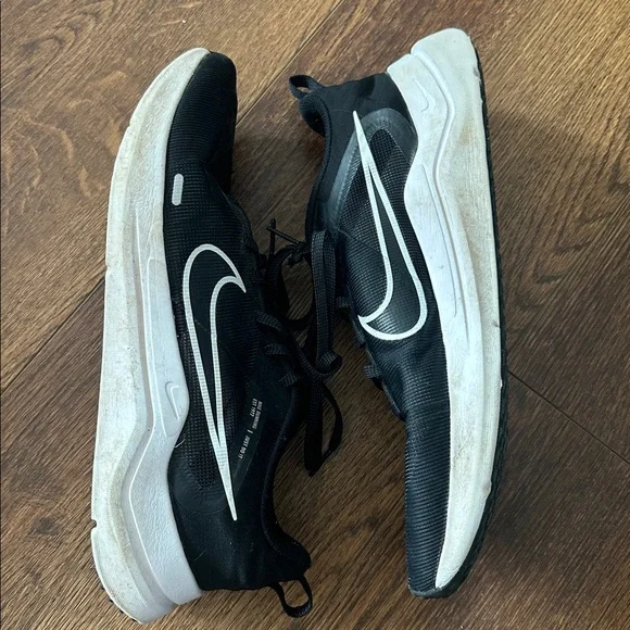 Nike Men's Black and White Sneakers - Picture 5 of 8